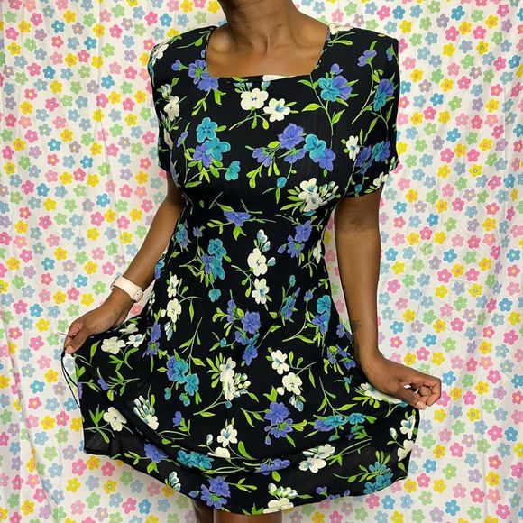 90s vintage floral dress. Size 12P. Zips up the back. Perfect condition! - Picture 4 of 4